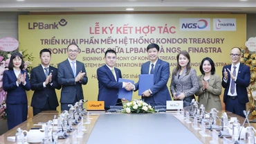 Ông Hồ Nam Tiến - Phó Chủ tịch HĐQT kiêm Tổng Giám đốc LPBank (trái) và ông Phạm Thế Trường - Phó Tổng Giám đốc (phải) thực hiện ký kết dưới sự chứng kiến của đại diện các bên. 