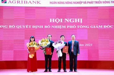 Phó Thống đốc thường trực Ngân hàng Nhà nước Đào Minh Tú trao Quyết định và tặng hoa các nhân sự được bổ nhiệm