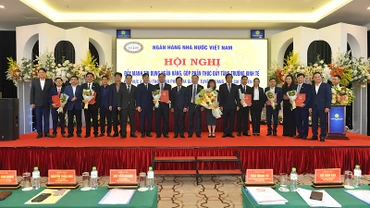 Phó Thống đốc Thường trực Đào Minh Tú trao quyết định và tặng hoa chúc mừng các cán bộ lãnh đạo Ngân hàng Nhà nước Chi nhánh khu vực 4.