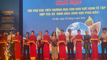 Lễ cắt băng khai mạc Hội chợ.