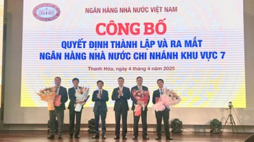 Phó Thống đốc Ngân hàng Nhà nước Phạm Quang Dũng trao quyết định cho Ban lãnh đạo Ngân hàng Nhà nước Khu vực 7.