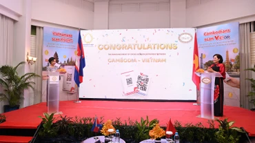 Hai Thống đốc nhấn nút khai trương liên thông thanh toán bán lẻ Việt Nam-Campuchia sử dụng mã QR.