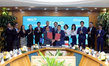 Đại diện lãnh đạo hai đơn vị ký kết thỏa thuận hợp tác toàn diện giai đoạn 2023-2027.