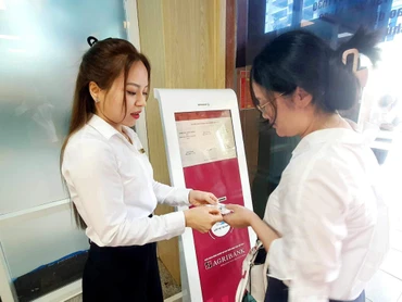 Người dân lấy số thứ tự để mua vàng miếng SJC tại chi nhánh Agribank.