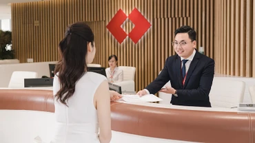 Khách hàng giao dịch tại Techcombank