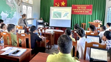 Hướng dẫn viên của Trung tâm bảo tồn tài nguyên thiên nhiên giới thiệu về bộ công cụ SMART và các ứng dụng, cách thiết lập các hoạt động tuần tra, thu thập và quản lý dữ liệu cho cán bộ kỹ thuật, lực lượng Kiểm lâm, lực lượng quản lý bảo vệ rừng Khu bảo tồn thiên nhiên Nam Nung.