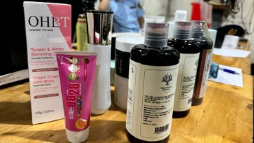 Các loại mỹ phẩm bị lực lượng chức năng Thành phố Hà Nội thu giữ. (Ảnh: QUYỀN LƯU)