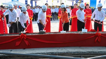 Lãnh đạo thành phố Hà Nội và các đại biểu thực hiện nghi thức hợp long cầu Vĩnh Tuy giai đoạn 2. (Ảnh: Duy Linh)