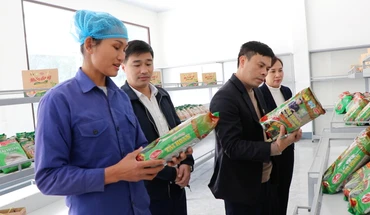 Nhân viên Hợp tác xã giới thiệu sản phẩm miến dong tới du khách. 