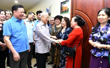 Tổng Bí thư Nguyễn Phú Trọng với đại biểu và cử tri thành phố Hà Nội. 