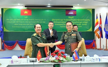 Ban Chuyên trách 515 tỉnh Kiên Giang và Ban Chuyên trách tỉnh Kam Pốt (Vương quốc Campuchia) ký kết biên bản bàn giao, tiếp nhận hài cốt liệt sĩ quân tình nguyện và chuyên gia Việt Nam hy sinh ở Campuchia. 