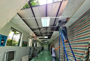 Chủ đầu tư tự tháo dỡ công trình vi phạm trật tự xây dựng. (Ảnh: Ngọc Anh)