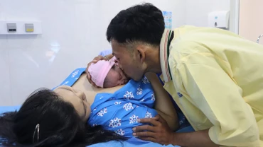 Em bé chào đời đúng vào khoảnh khắc 0 giờ.