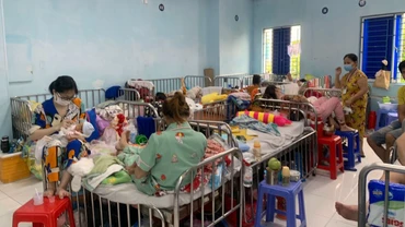 Nhiều bệnh nhi sởi biến chứng viêm phổi đang được điều trị tại Bệnh viện Nhi đồng 1, Thành phố Hồ Chí Minh.
