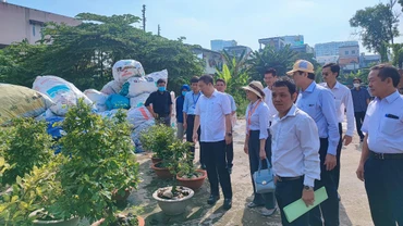 Lãnh đạo Thành phố Hồ Chí Minh cùng các sở, ban, ngành liên quan kiểm tra thực tế điểm nguy cơ phát sinh lăng quăng trên địa bàn phường Hiệp Bình Chánh, thành phố Thủ Đức. (Ảnh HCDC)