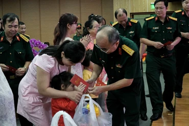 Đại diện lãnh đạo Bệnh viện Quân Y 175 thăm hỏi và gửi quà cho "Hậu phương chiến sĩ".