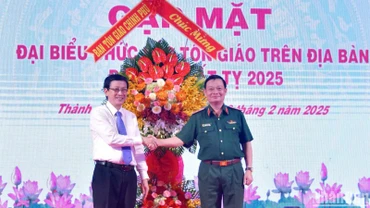 Lãnh đạo Ban Tôn giáo Chính phủ tặng hoa chúc mừng Bộ Tư lệnh Quân khu tại buổi gặp mặt.