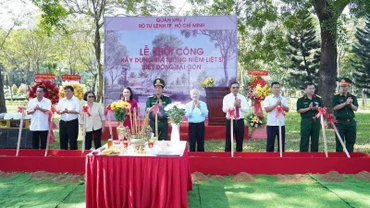 Các đại biểu thực hiện nghi thức khởi công xây dựng Bia tưởng niệm Liệt sĩ Biệt động Sài Gòn.