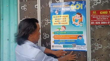 Cộng tác viên sức khỏe cộng đồng tham gia công tác truyền thông phòng ngừa bệnh sởi trên địa bàn quận 10.