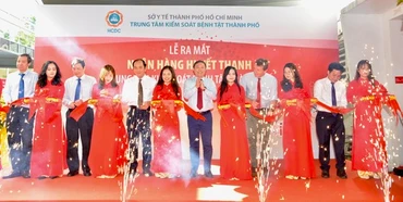 Các đại biểu cắt băng khánh thành ngân hàng huyết thanh.