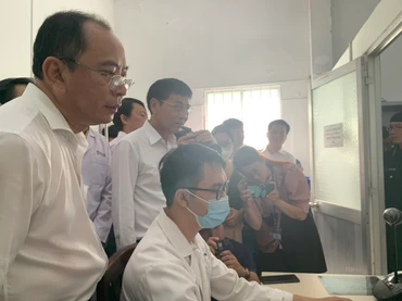 PGS, TS Tăng Chí Thượng, Giám đốc Sở Y tế Thành phố Hồ Chí Minh (ngoài cùng bên trái) theo dõi quy trình bác sĩ tình nguyện khám bệnh tại xã Thạnh An, huyện Cần Giờ, Thành phố Hồ Chí Minh.