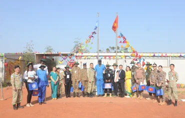 Các đại biểu tham dự Hội nghị chụp hình lưu niệm (Ảnh Bệnh viện dã chiến cấp 2 số 5 cung cấp).