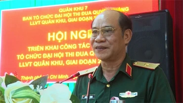 Thiếu tướng Hoàng Đình Chung, Ủy viên Thường vụ Đảng ủy Quân khu, Chủ nhiệm Chính trị Quân khu, Phó trưởng Ban Thường trực Ban Tổ chức Đại hội phát biểu chỉ đạo tại hội nghị.