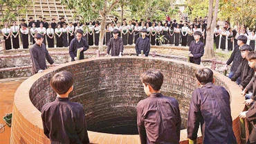 Mó nước nơi Nàng Han tắm rửa trước khi bay về trời nằm ngay dưới chân đền thờ đã được trùng tu, tôn tạo.