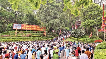 Đông đảo du khách về dâng hương tưởng niệm các Vua Hùng.