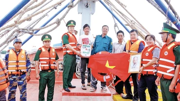 Bộ đội Biên phòng và ngành chức năng tỉnh Sóc Trăng tặng ngư dân ảnh Bác Hồ, cờ Tổ quốc, tủ thuốc, áo phao.