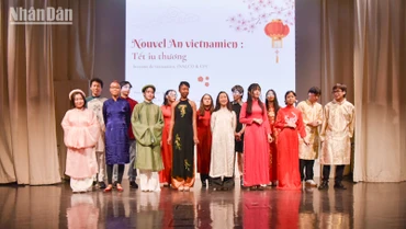 Màn trình diễn áo dài đặc sắc của các sinh viên Khoa tiếng Việt. (Ảnh: MINH DUY)
