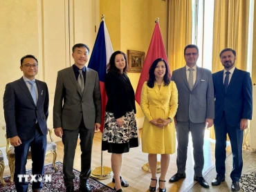 Thứ trưởng Ngoại giao Lê Thị Thu Hằng (thứ 3, phải sang) và bà Katerina Sequensova (thứ 3, trái sang) tại buổi gặp. (Ảnh: TTXVN)