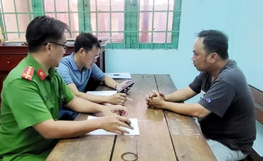 Đối tượng Đinh Thành Hiếu (bên phải) tại cơ quan Công an. 