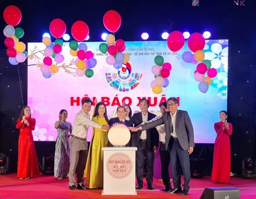Đại biểu tham dự và các đơn vị tổ chức nhấn nút khai trương Hội báo.