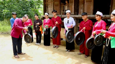 Nghệ nhân ưu tú Bùi Thanh Bình ( bên trái) hướng dẫn các em học sinh tìm hiểu và đánh Chiêng Mường, CLB Giữ gìn bản sắc văn hóa dân tộc Mường, trường THPT Quyết Thắng, Lạc Sơn – Hòa Bình.