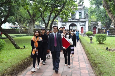 Phó Tổng Biên tập Báo Dân tộc và Phát triển Nguyễn Văn Phong làm Trưởng đoàn cùng các học sinh, sinh viên, thanh niên dân tộc thiểu số đến dâng hương tại Văn Miếu - Quốc Tử Giám.