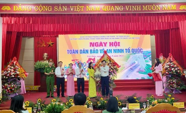 Phó Thủ tướng Thường trực Chính phủ Phạm Bình Minh tặng hoa và quà cho Đảng bộ, chính quyền và nhân dân xã Việt Dân, thị xã Đông Triều.