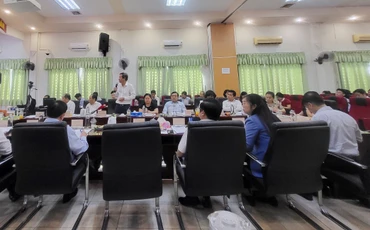 Đại diện sở Y tế Thành phố Hồ Chí Minh báo cáo tại buổi giám sát.