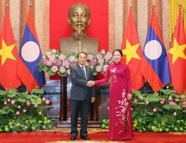 Phó Chủ tịch nước Võ Thị Ánh Xuân và Phó Chủ tịch nước Lào Bounthong Chitmany. (Ảnh: TTXVN)