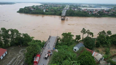 Sự cố sập nhịp cầu Phong Châu. (Ảnh: NGỌC LONG)
