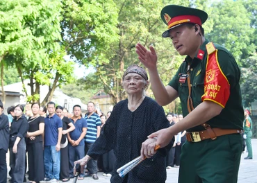 Người dân xúc động sau khi viếng Tổng Bí thư Nguyễn Phú Trọng tại Nhà tang lễ Quốc gia.