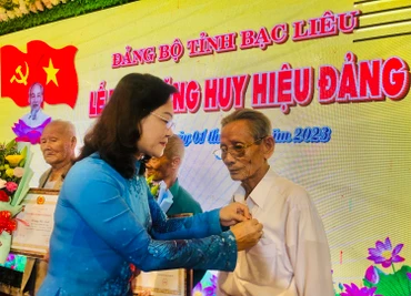 Đại diện lãnh đạo Tỉnh ủy Bạc Liêu trao Huy hiệu Đảng tặng các đảng viên.
