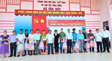 Thêm 360 phần quà Tết Quý Mão 2023 được lãnh đạo tỉnh Cà Mau trao tận tay hộ dân hoàn cảnh khó khăn huyện Đầm Dơi. 
