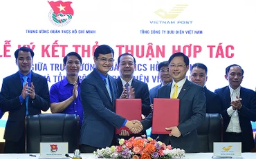 Hàng đầu, từ trái qua: các đồng chí Bùi Quang Huy, Ủy viên dự khuyết Trung ương Đảng, Bí thư thứ nhất Trung ương Đoàn; Chu Quang Hào, Tổng Giám đốc Tổng Công ty Bưu điện Việt Nam trao thỏa thuận hợp tác giữa 2 bên tại buổi lễ.