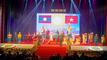 Tiết mục biểu diễn văn nghệ chào mừng buổi gặp mặt nhân kỷ niệm thiết lập quan hệ ngoại giao Việt Nam-Lào.