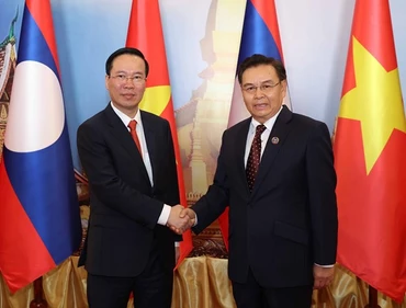 Chủ tịch nước Võ Văn Thưởng hội kiến Chủ tịch Quốc hội Lào Saysomphone Phomvihan. (Ảnh: TTXVN)