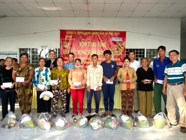 Các hộ nghèo, cận nghèo xã Phú Hiệp, huyện Phú Tân, tỉnh An Giang nhận quà dịp Tết cổ truyền, ngày 20/1.