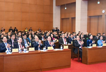 Chủ tịch Quốc hội Vương Đình Huệ, nguyên Chủ tịch Quốc hội Nguyễn Sinh Hùng và các đại biểu dự lễ kỷ niệm.