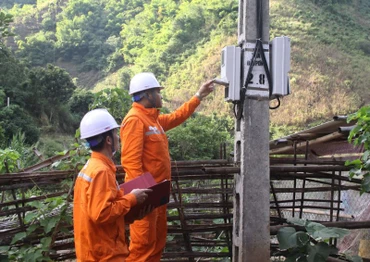Cán bộ điện lực Sơn La kiểm tra trước khi đóng điện cho 160 hộ dân tộc H’Mông bản Pá Nó.