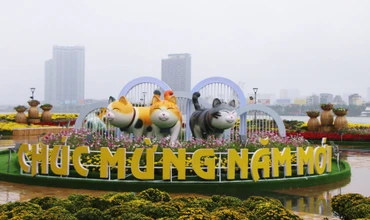 Linh vật mèo tại đường hoa xuân Đà Nẵng. 